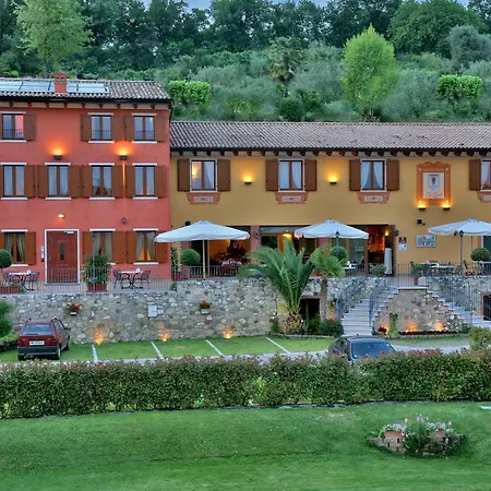 לינה וארוחת בוקר La Zerla 4*